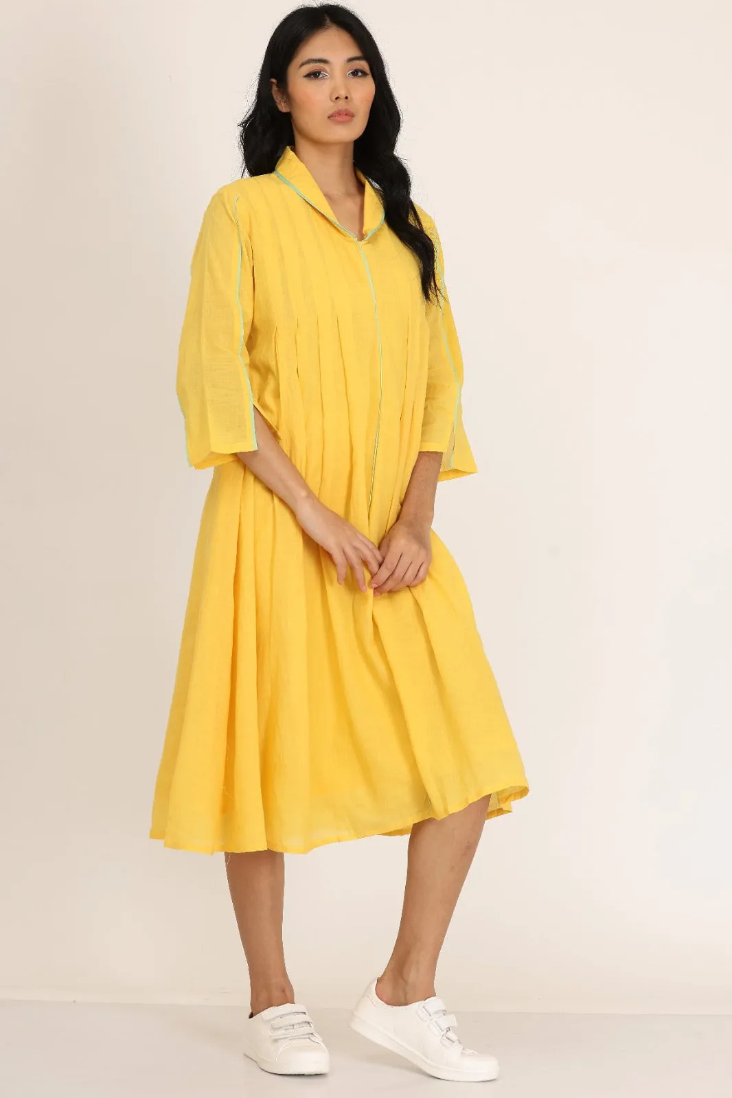 BOX SPLIT COLLAR DRESS